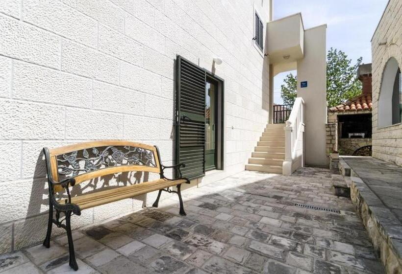 Comfort studio with sea view, Cina Apartments