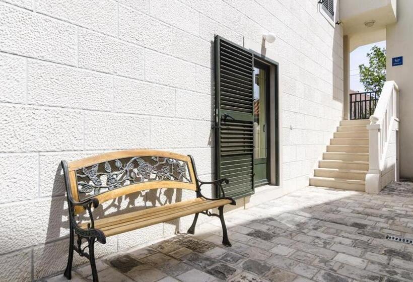 Comfort studio with sea view, Cina Apartments