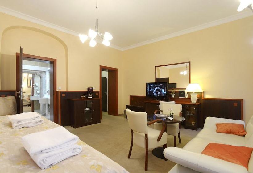 חדר סטנדרט לשלושה, Grand