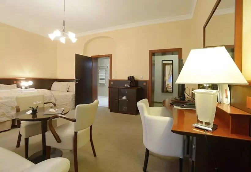 اتاق استاندارد سه نفره, Grand