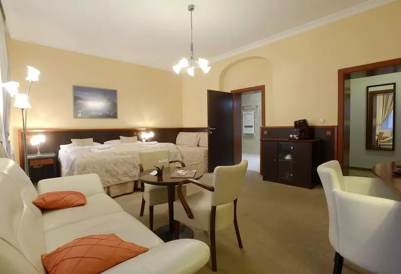 اتاق استاندارد سه نفره, Grand