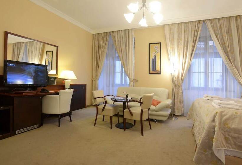 חדר סטנדרט לשלושה, Grand