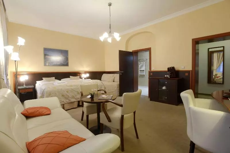 اتاق استاندارد سه نفره, Grand