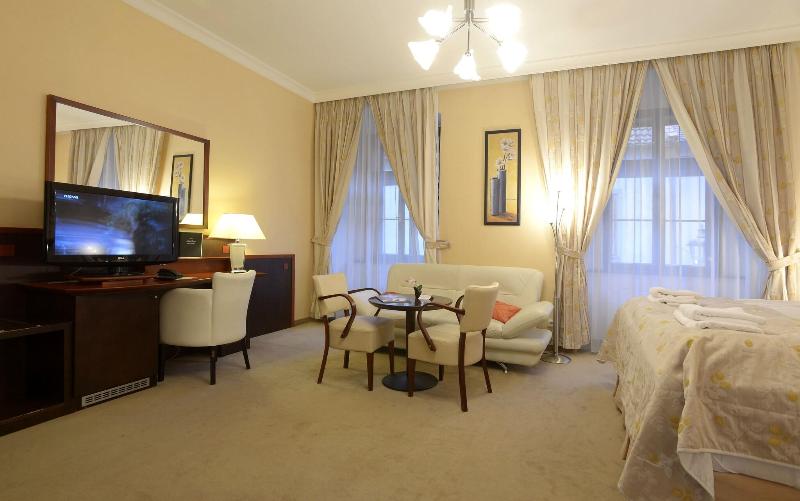 חדר סטנדרט לשלושה, Grand