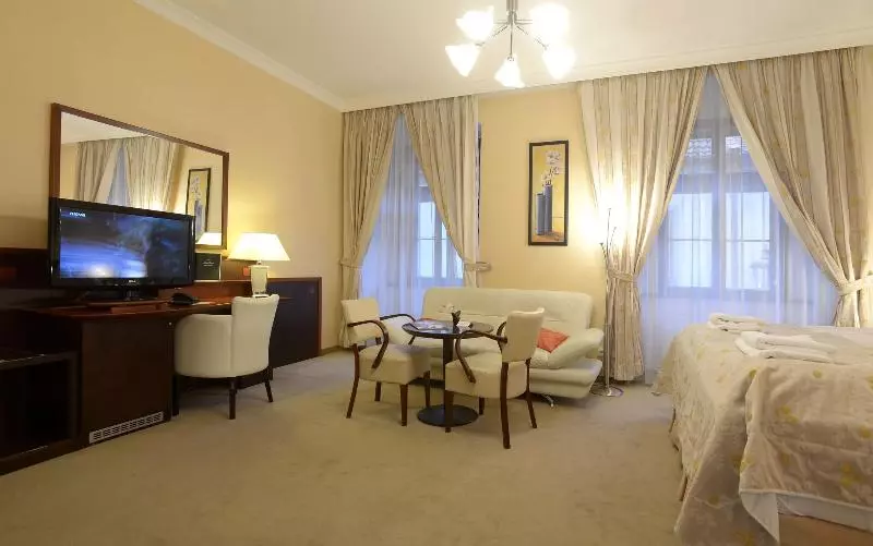 اتاق استاندارد سه نفره, Grand