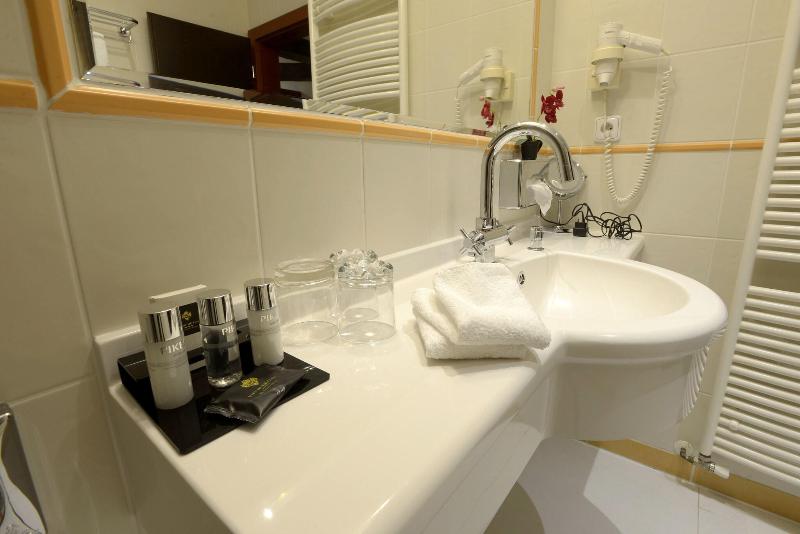 חדר סטנדרט לשלושה, Grand