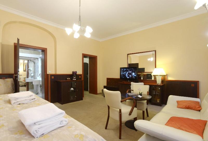 חדר סטנדרט לשלושה, Grand