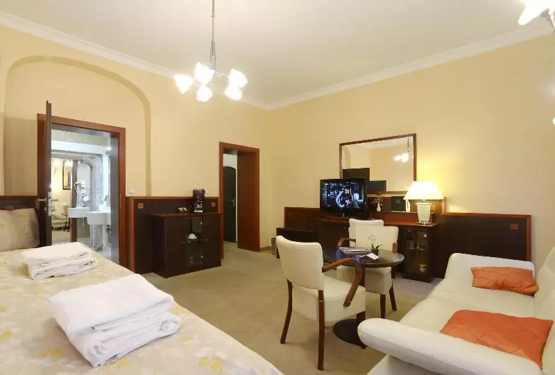 اتاق استاندارد سه نفره, Grand