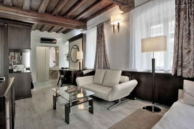 Deluxe Suite, Grand