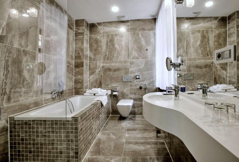 סוויטה דלוקס, Grand