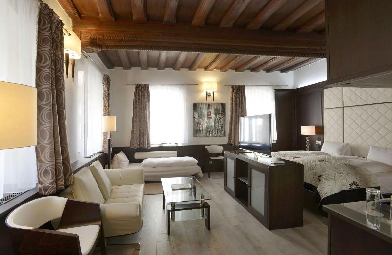 Deluxe Suite, Grand