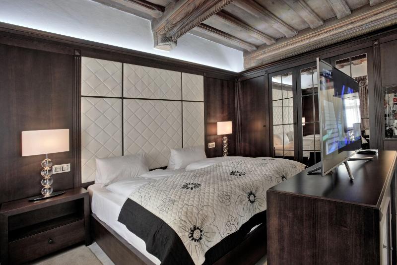 חדר סטנדרט לשלושה, Grand