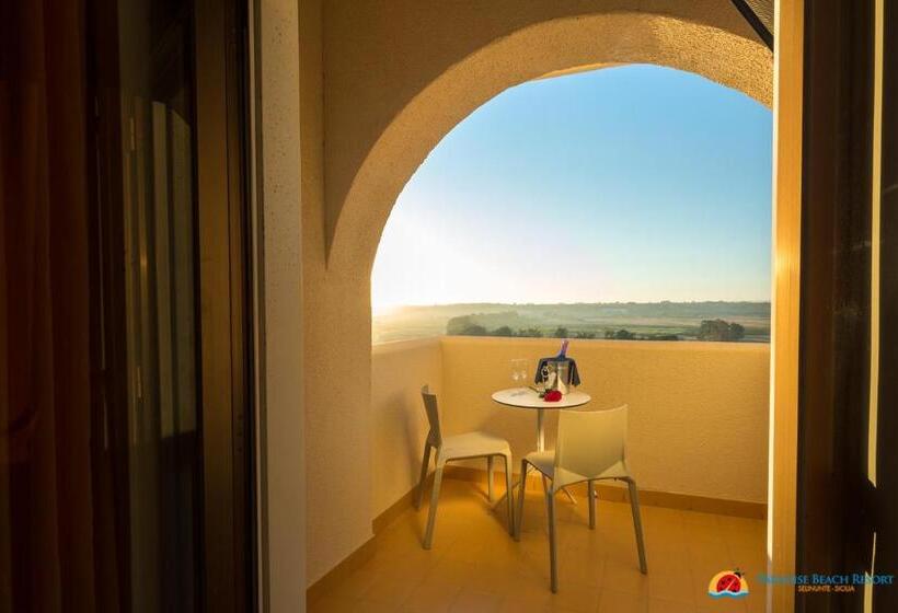 غرفة قياسية ثلاثية مزودة بشرفة, Paradise Beach Resort