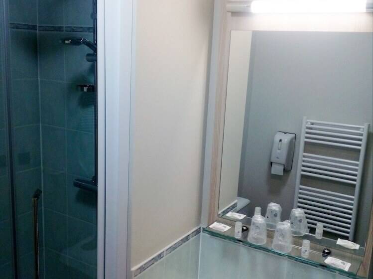 غرفة قياسية ثلاثية, The Originals City, Hôtel Les Bruyères, Dax Nord