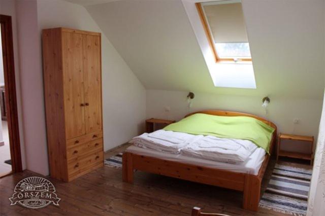 غرفة قياسية, őrszem Fogadó