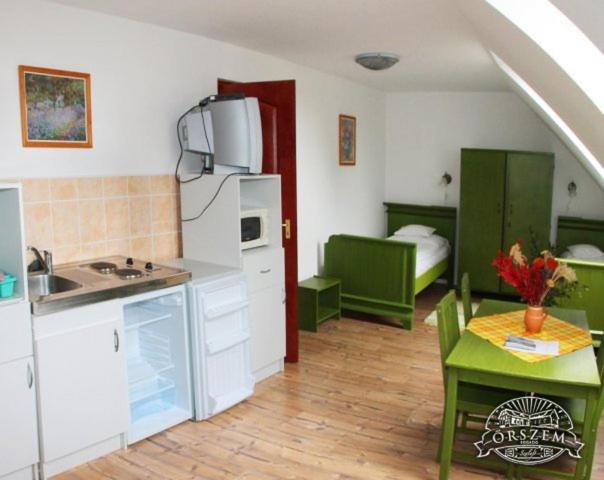 شقة غرفة واحدة, őrszem Fogadó