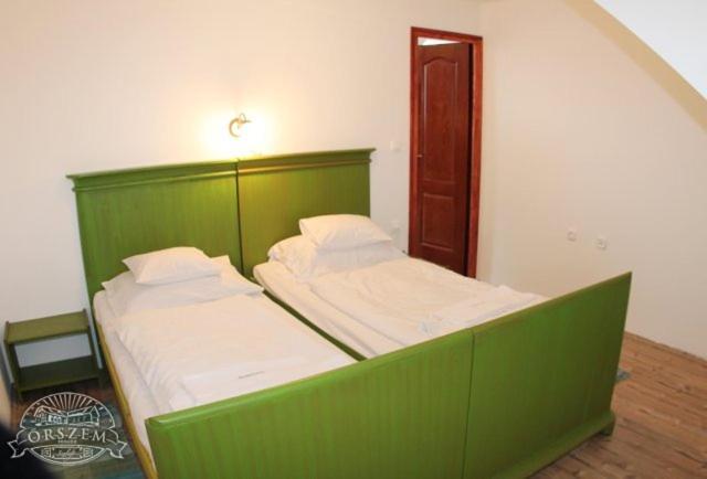 شقة غرفة واحدة, őrszem Fogadó