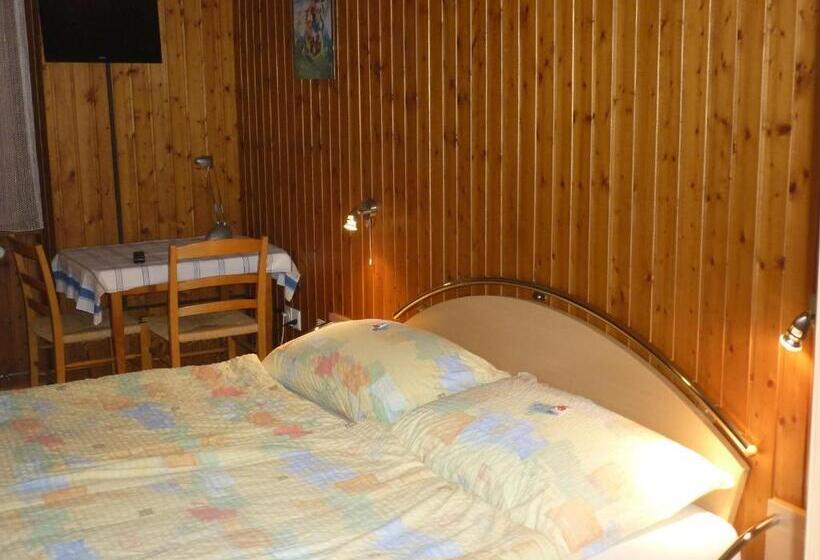 חדר סטנדרט לשלושה, La Caquerelle