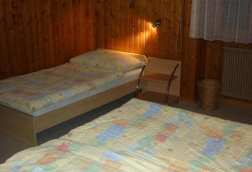 חדר סטנדרט לשלושה, La Caquerelle