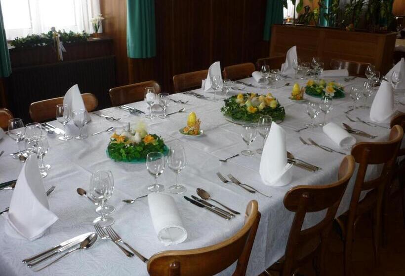 חדר משפחתי, La Caquerelle