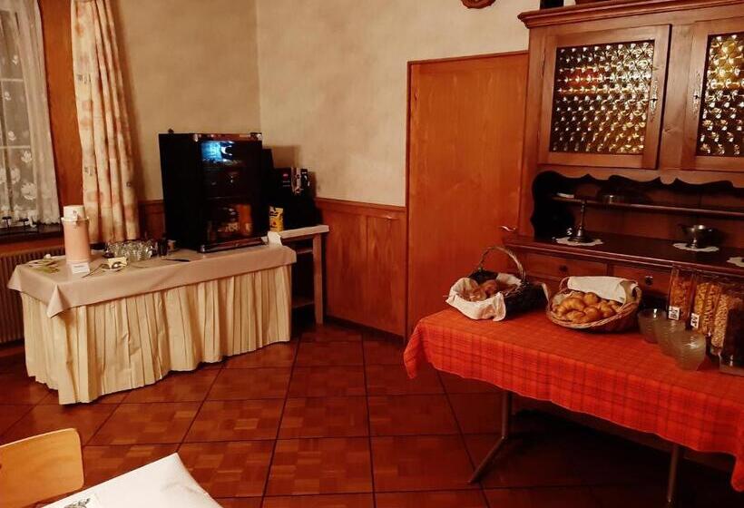 חדר משפחתי, La Caquerelle