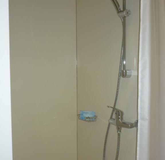 חדר משפחתי, La Caquerelle