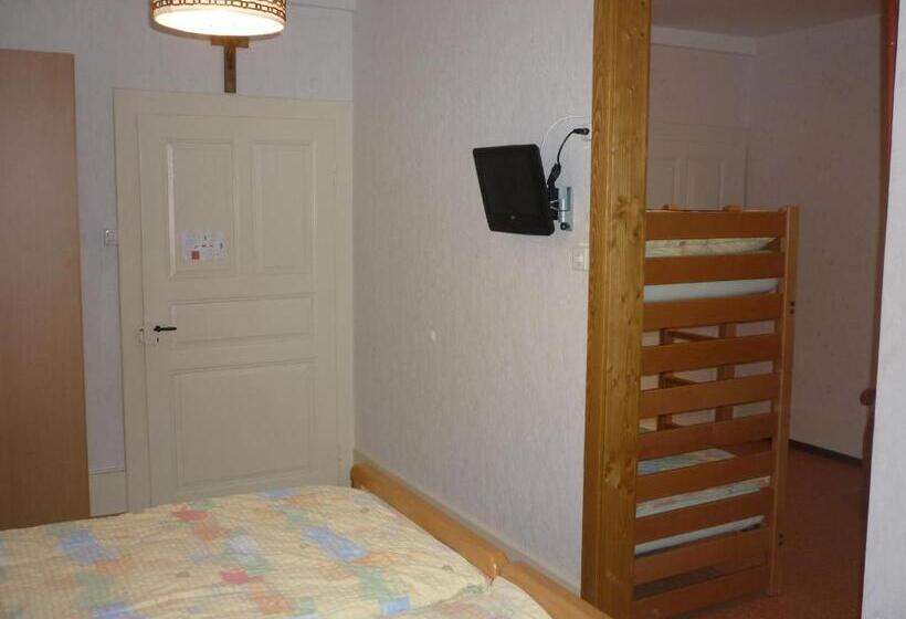 חדר משפחתי, La Caquerelle