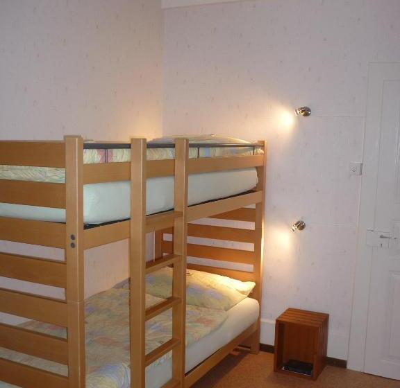 חדר משפחתי, La Caquerelle