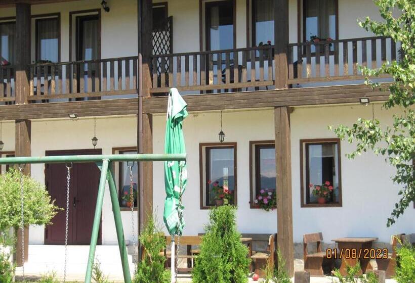 غرفة قياسية ثلاثية مزودة بشرفة, Guest House Belchin View