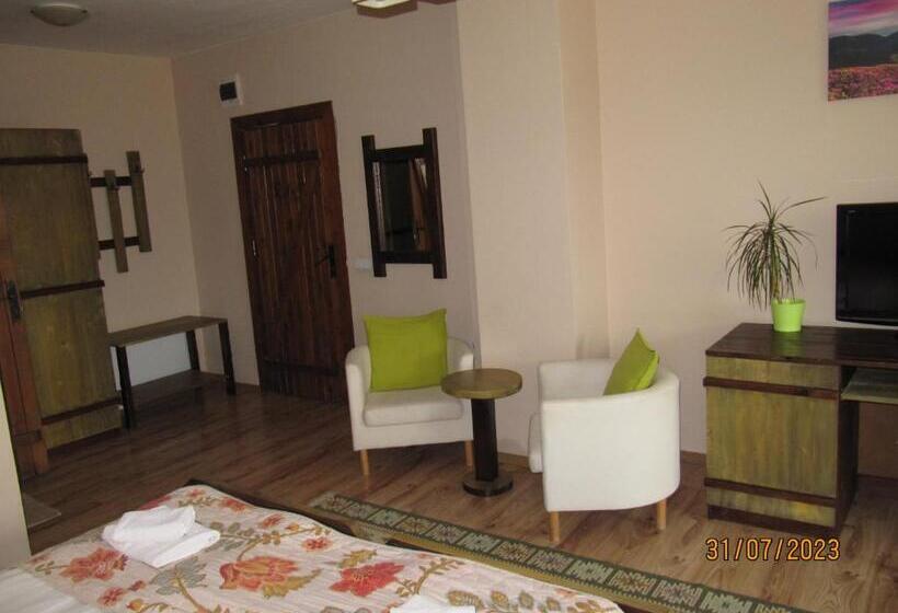 غرفة قياسية ثلاثية مزودة بشرفة, Guest House Belchin View