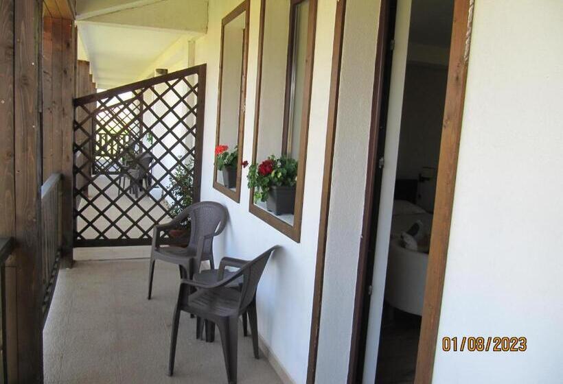 Трехместный Номер Стандарт с Балконом, Guest House Belchin View