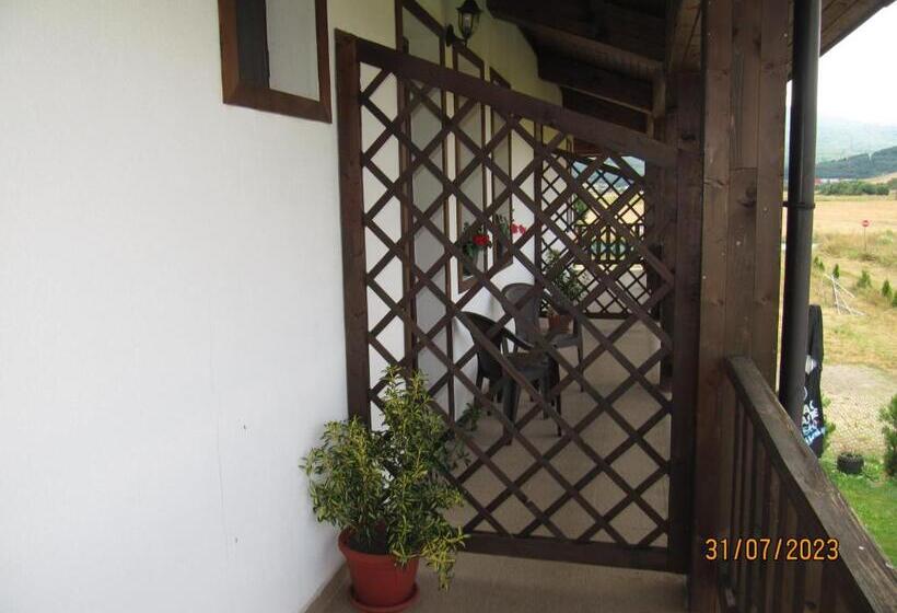 غرفة قياسية ثلاثية مزودة بشرفة, Guest House Belchin View