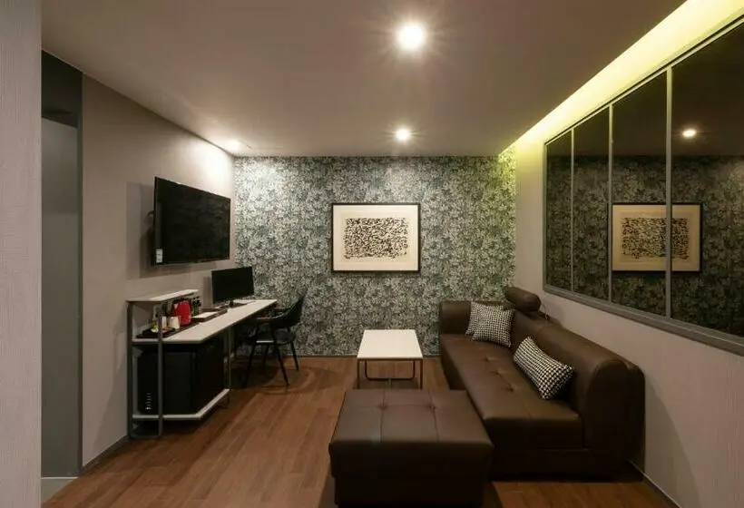 スイート, Brown Dot Hotel Gupo
