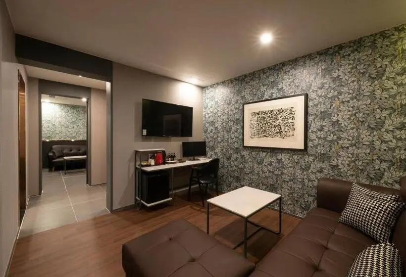 スイート, Brown Dot Hotel Gupo