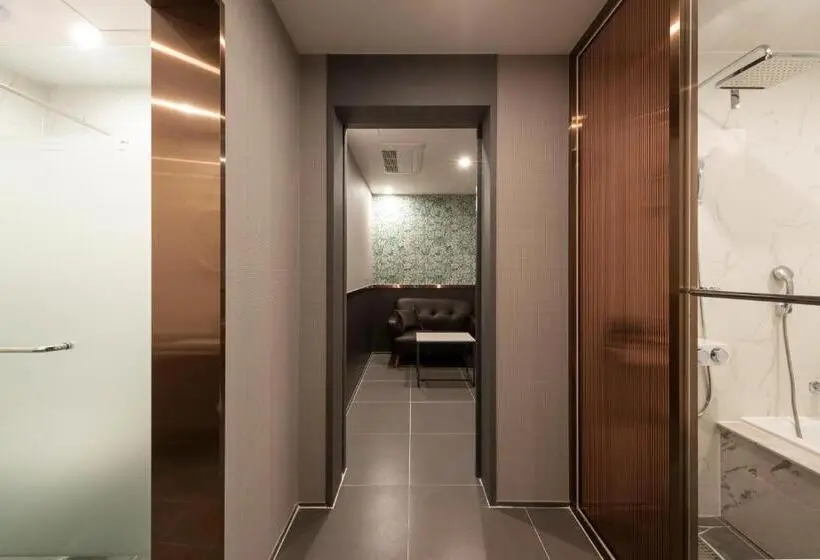 スイート, Brown Dot Hotel Gupo