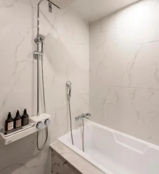 スイート, Brown Dot Hotel Gupo