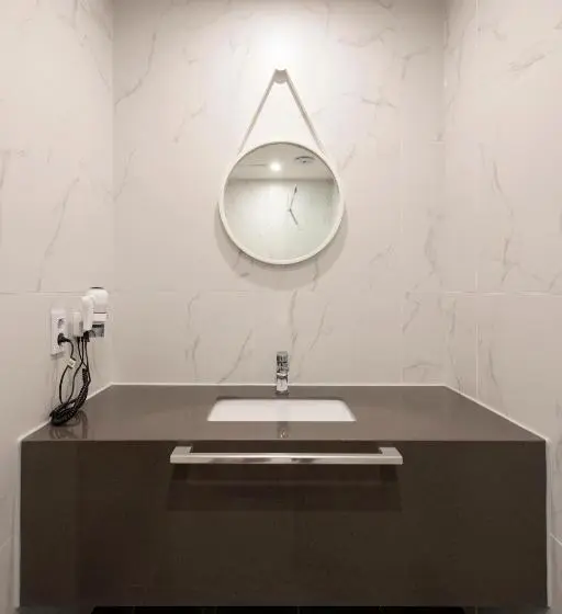 スイート, Brown Dot Hotel Gupo