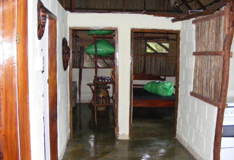 4间卧室的房子, Nhanombe Lodge