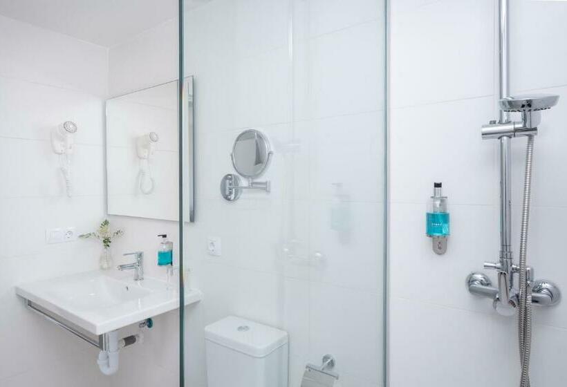 דירת חדר נוף לבריכה, Fergus Style Carema Beach