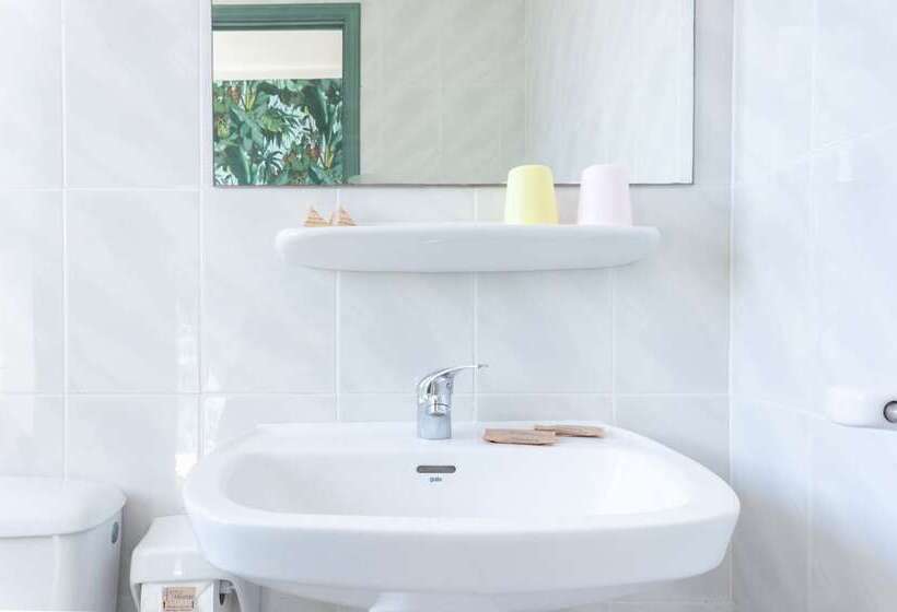 اتاق اکونومی, 4u Miranda - Adults Only