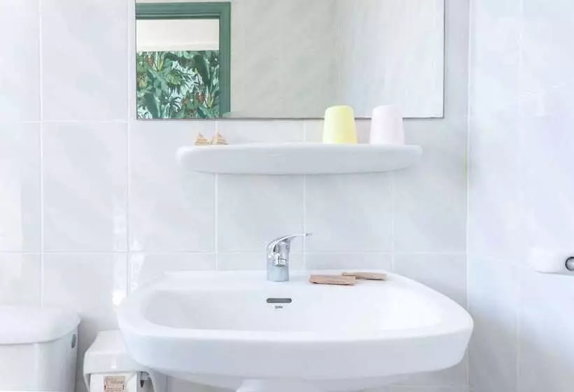 اتاق اکونومی, 4u Miranda - Adults Only