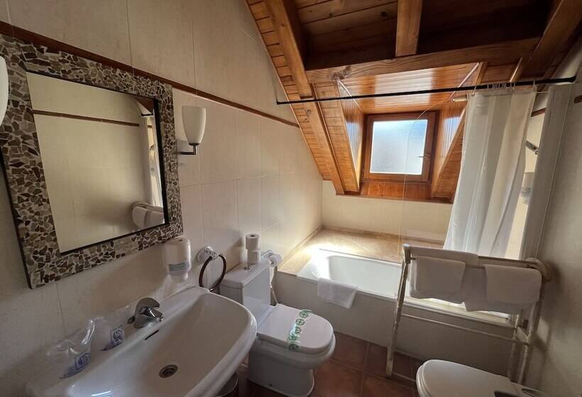 غرفة عائلية, Els Encantats