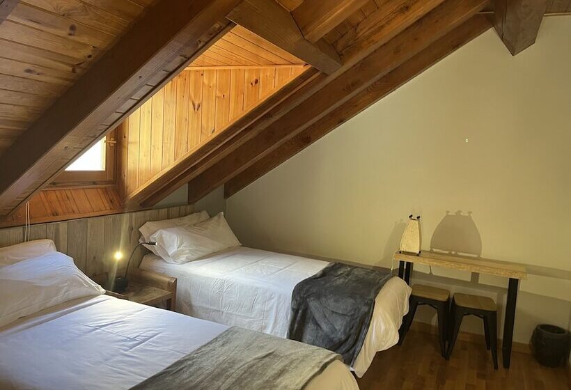 غرفة عائلية, Els Encantats