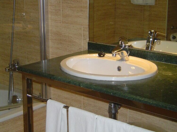 غرفة قياسية ثلاثية, Flamingo