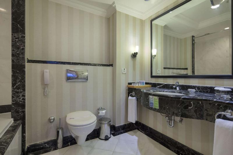 ジュニアスイート, The Norm Oriental