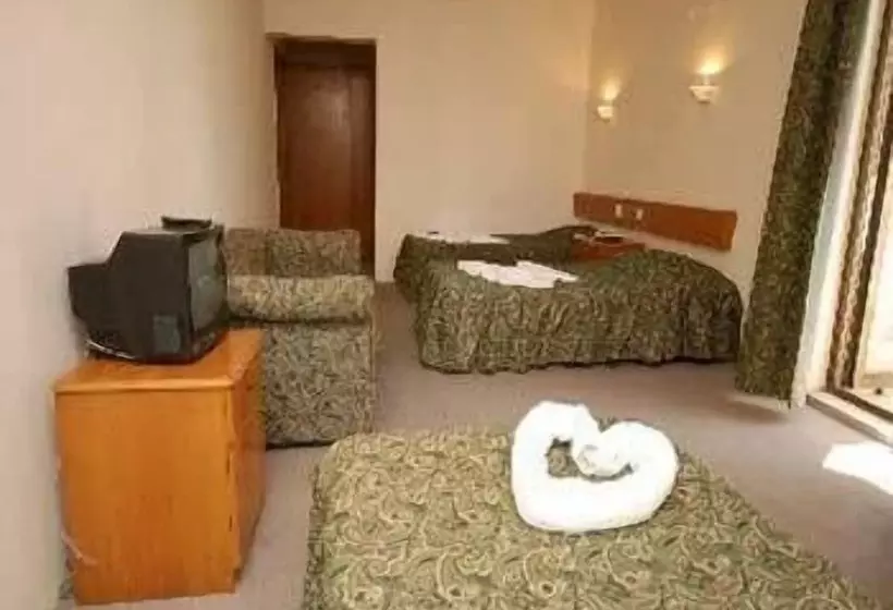 اتاق استاندارد سه نفره, Dias