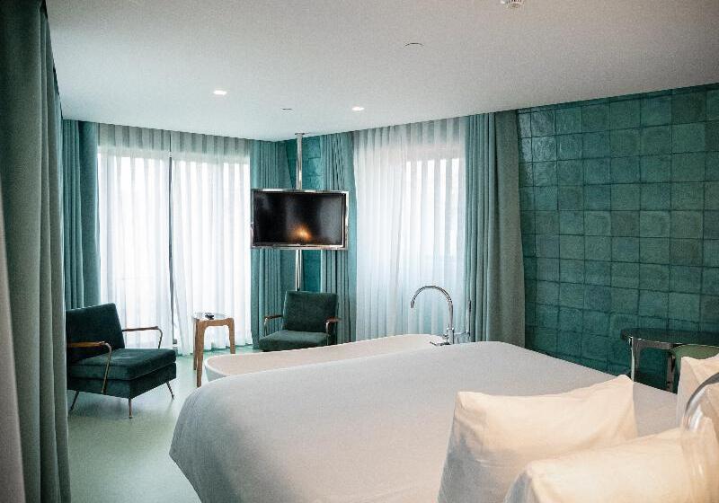 Номер Клуб, Omni Charlotte