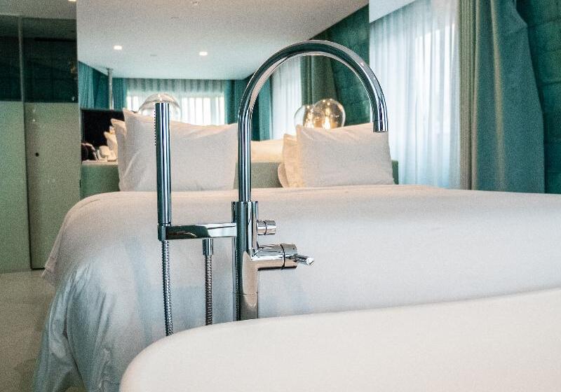 Номер Клуб, Omni Charlotte