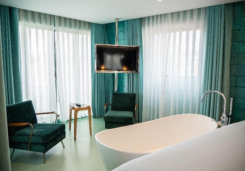 Номер Клуб, Omni Charlotte