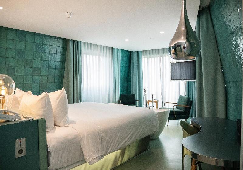 Номер Клуб, Omni Charlotte